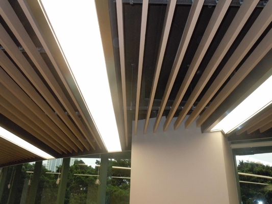 A grão de madeira do teto de alumínio decorativo do painel do defletor de U revestida suspendeu defletores acústicos do teto